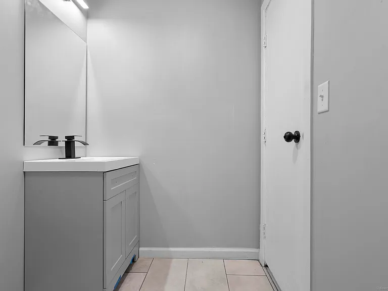 140 Grand St #2B — Photo 5