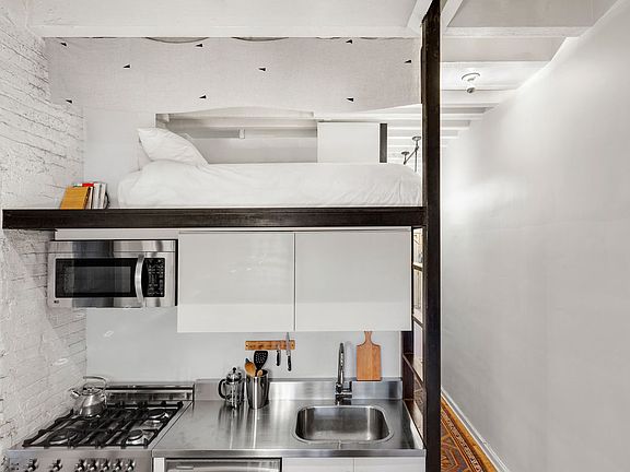 3rd image of 79 Barrow St APT 4B