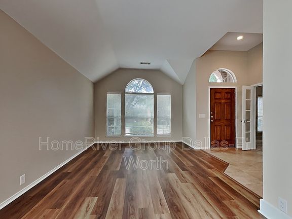5th image of 736 Monterey Dr