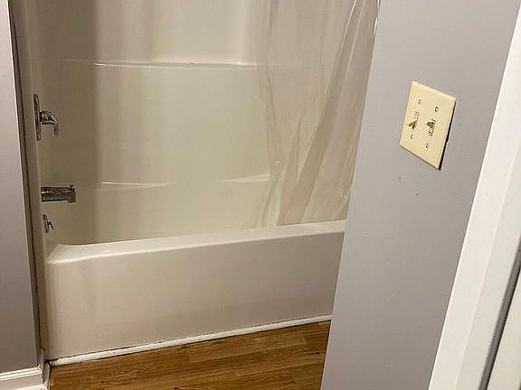 465 Craft St Apt A bath