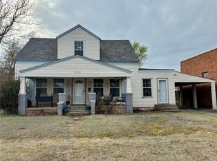 208 S 7th St, Clinton, OK 73601