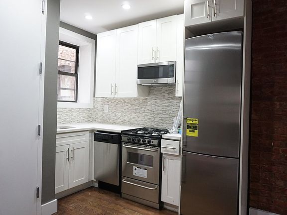 2nd image of 205 Saint James Pl #3LR