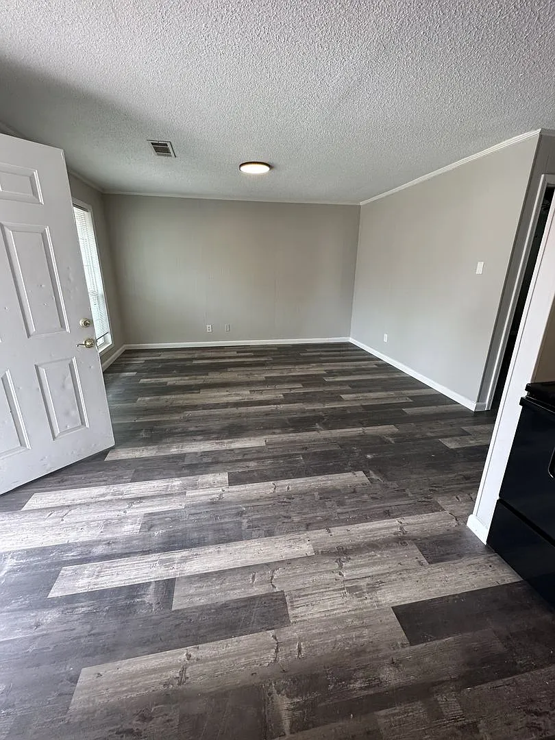 Newly Remodeled 2 Bedroom, 1 Bathroom Triplex — Photo 1