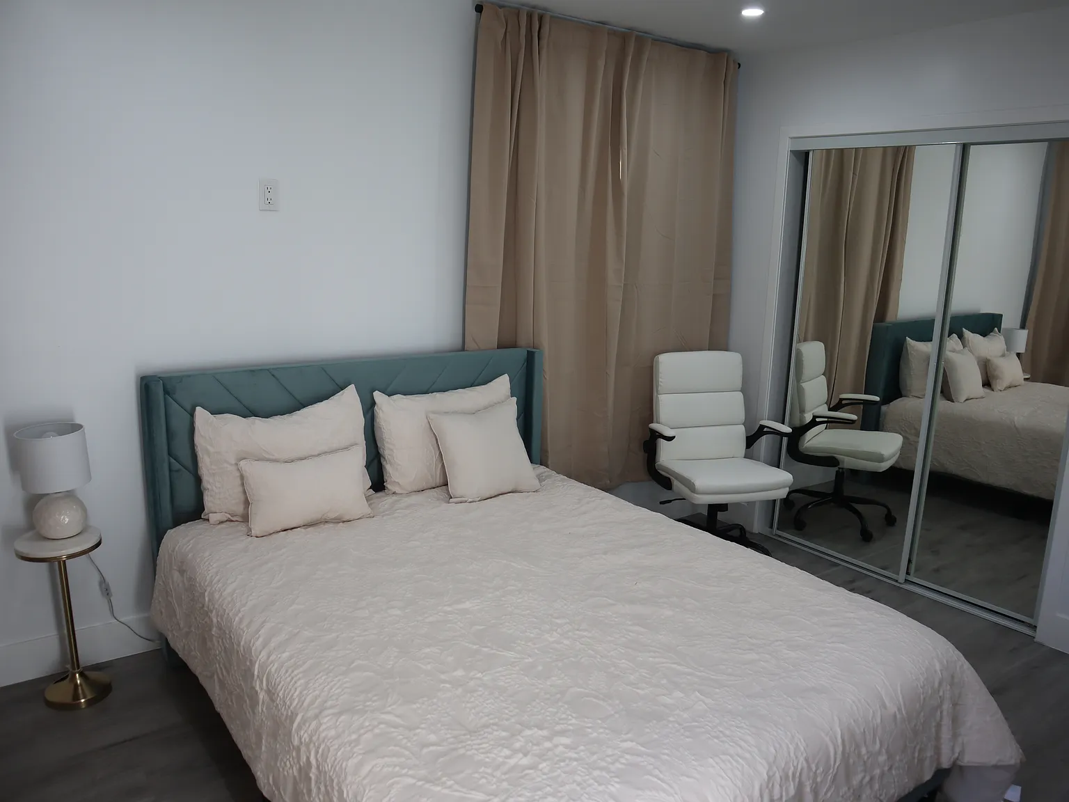 4 bed, 2400 sqft, $1,800 — Photo 3