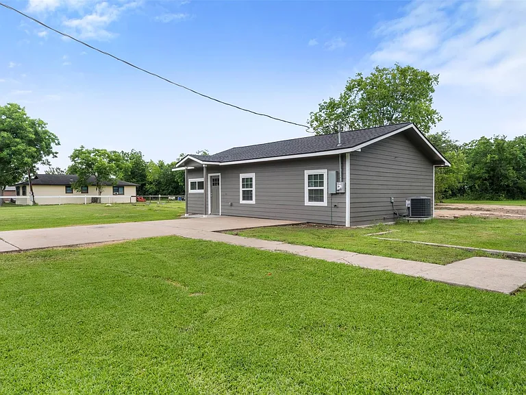 2140 County Road 235 — Photo 17