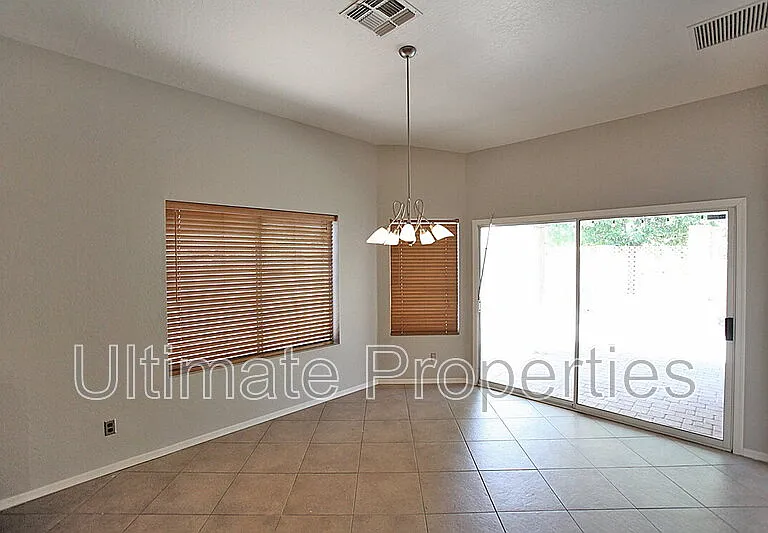15710 N 34th St — Photo 6