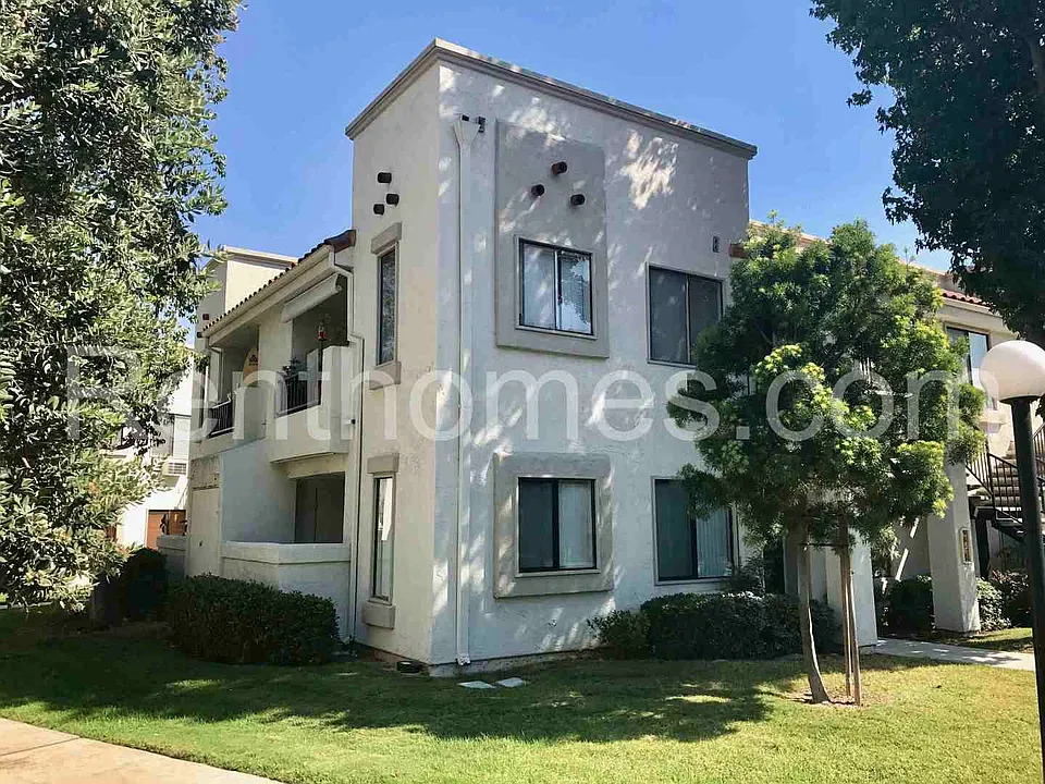 11187-75 Camino Ruiz