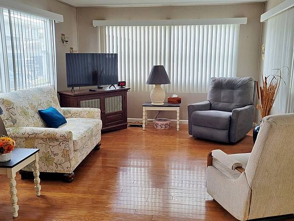 4th image of 28 Henry Dr