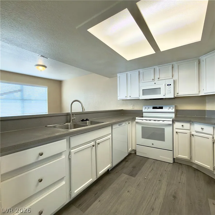 2 bed, 2.0 bath, 1038 sqft, $1,595 — Photo 2
