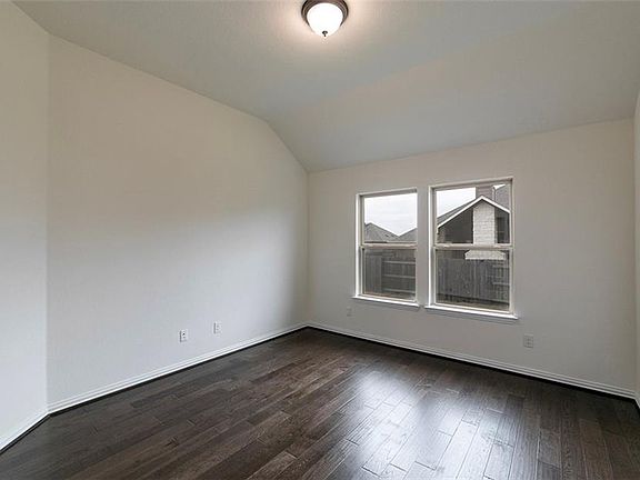 5th image of 2100 Maplewood Dr