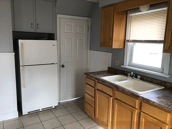 4th image of 221 10th St NE
