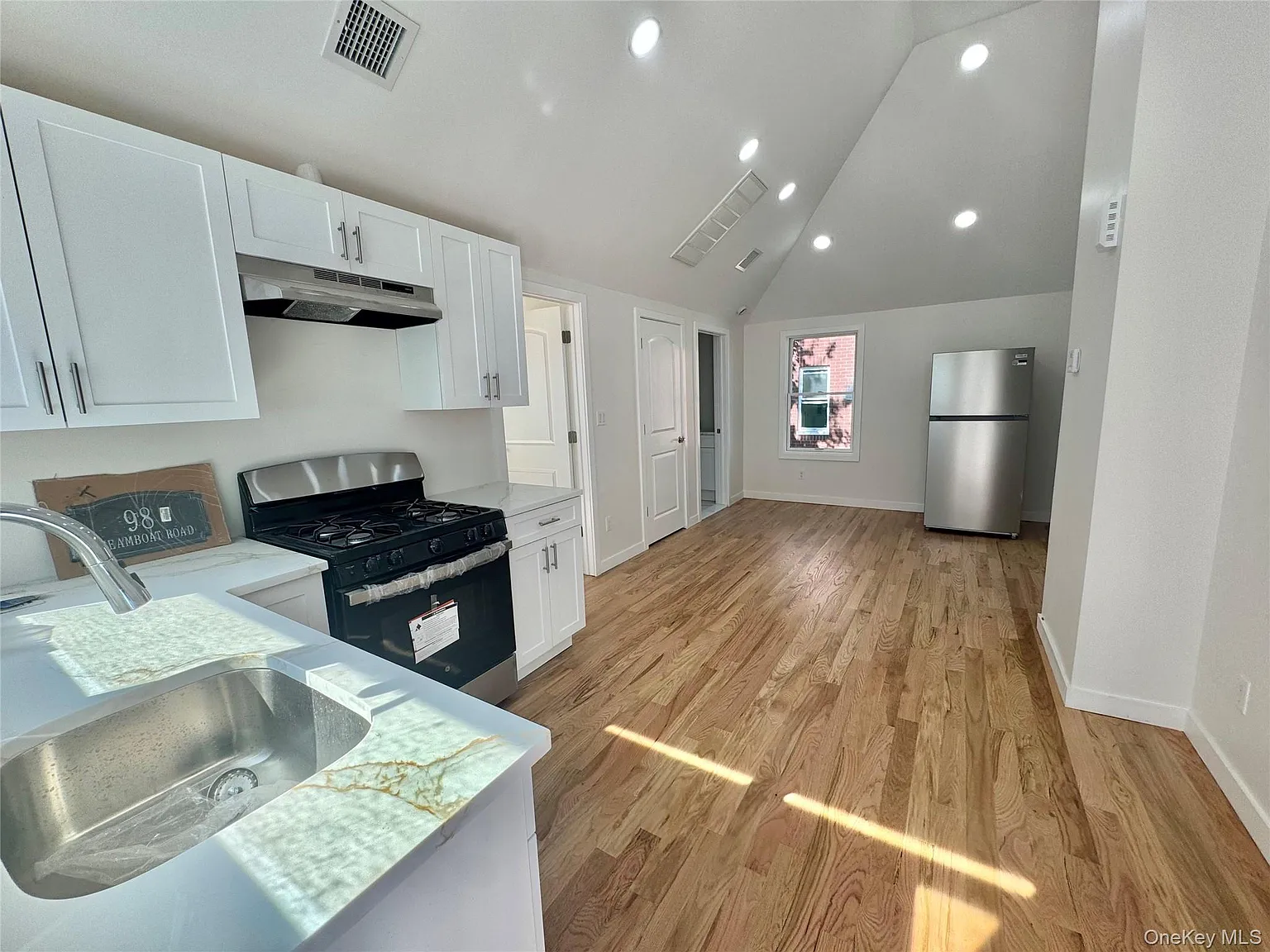 3 bed, 1.0 bath, 732 sqft, $5,300 — Photo 4
