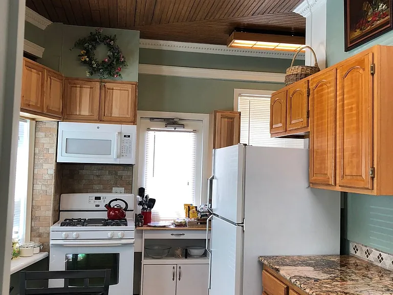 Fully furnished kitchen with full size refrigerator, stove , microwave and dishwasher. Small 4 person dinning table and chairs.
