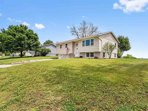 3rd image of 107 Circle Dr