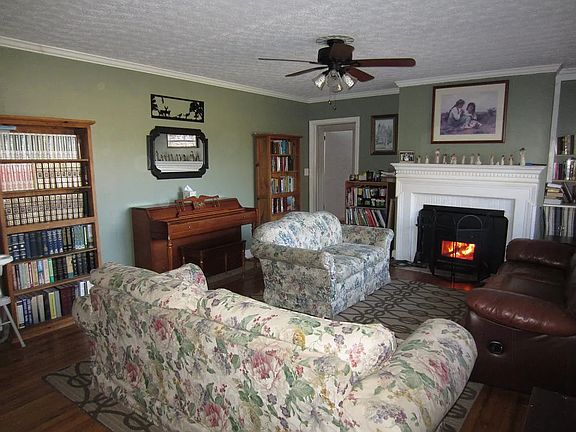 Living room (furniture removed now)