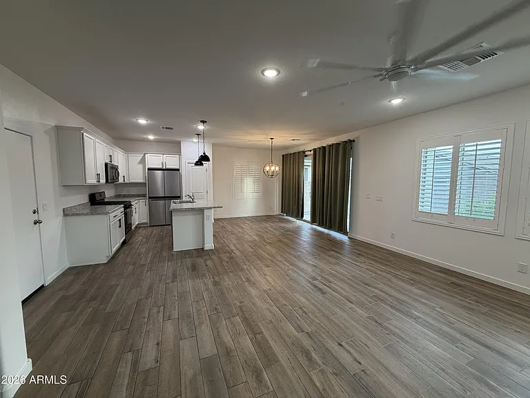 2086 N Marketside Ave — Photo 3