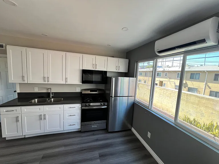 417 S Kenmore Ave — Photo 9