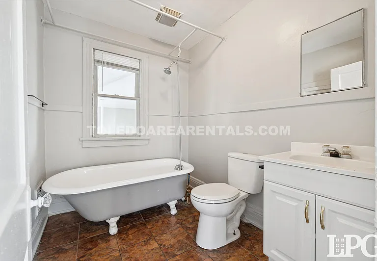 340 E Lake St — Photo 13