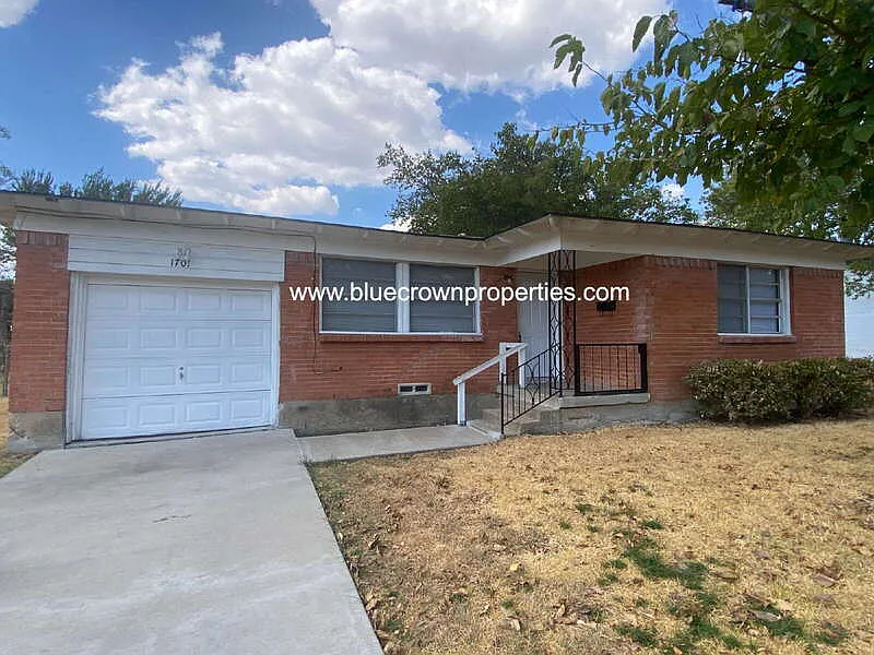 3 bed, 1.0 bath, 957 sqft, $1,600 — Photo 1