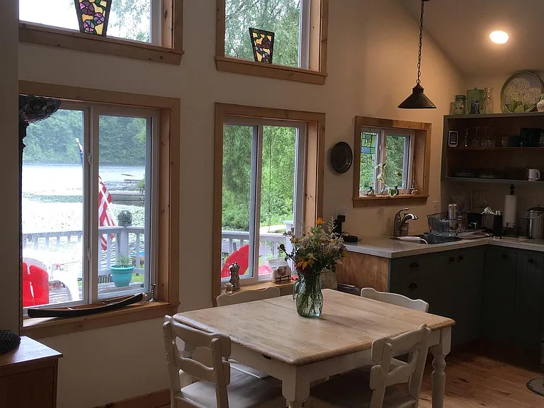 Dining area with expandable table