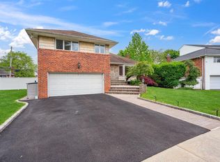 5 Coventry Rd, Syosset, NY 11791