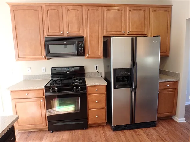 4 bed, 2.5 bath, 2441 sqft, $2,445 — Photo 2