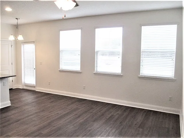 5 bed, 3.0 bath, 2365 sqft, $2,575 — Photo 4