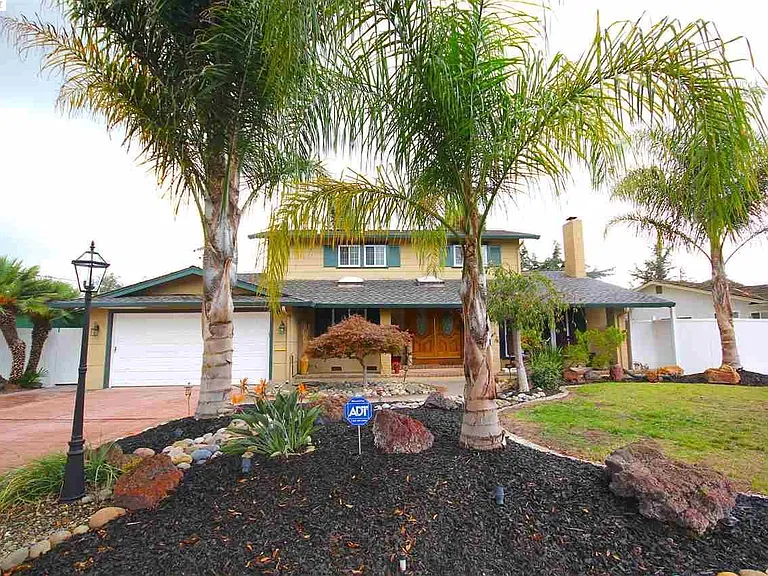 5685 Abington Dr — Photo 1