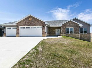131 Angela Jean Cir, Peosta, IA 52068