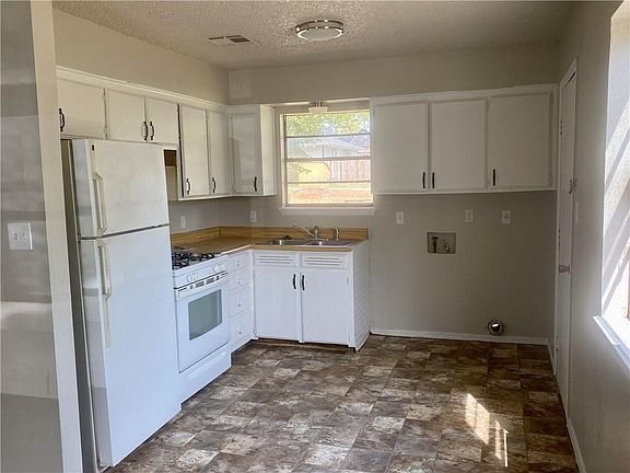 5th image of 821 W 8th St