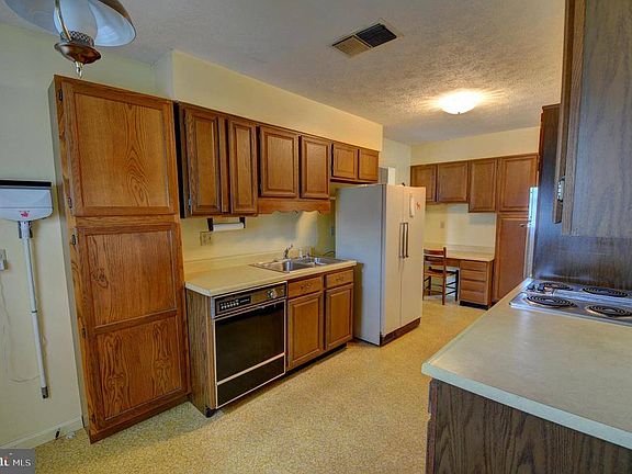 4th image of 421 Briarmont Dr