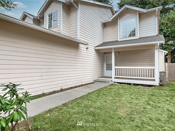 Gorgeous, two-story duplex, each side features 3 bedrooms, 2 baths, and 1,462 square feet. Minutes away from the upcoming Downtown Edmonds area with shops, multiple parks, and restaurants nearby!