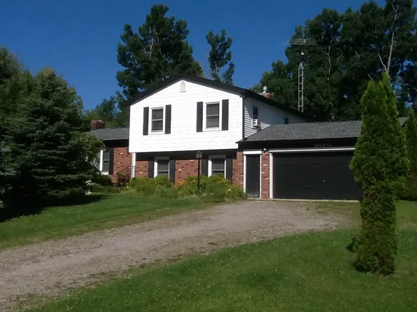 1680 Wood Dr, Lapeer, MI 48446