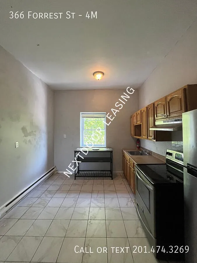 Building Photo - 366 Forrest St #4M