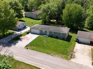 514 W Washington St, Mendon, IL 62351