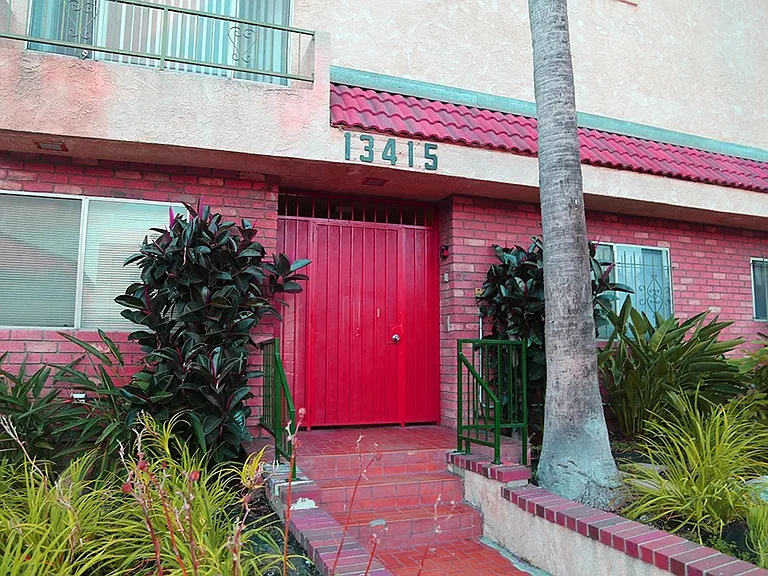 13415 Doty Ave — Photo 2