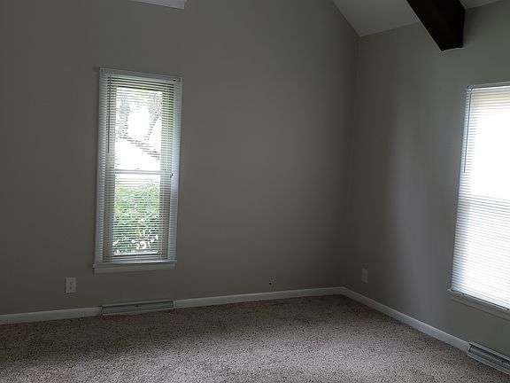 Great room/vaulted ceiling