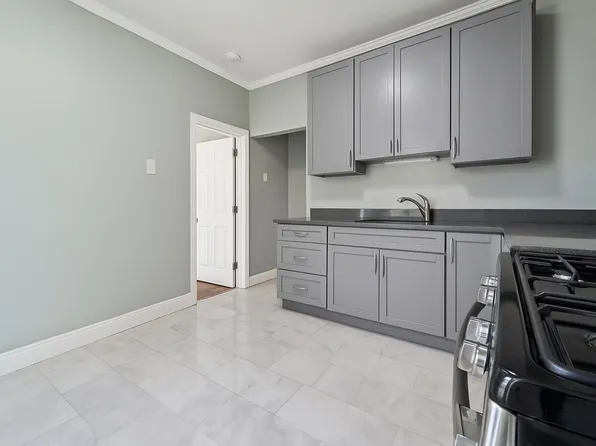 92 Warner Avenue image 10 of 16