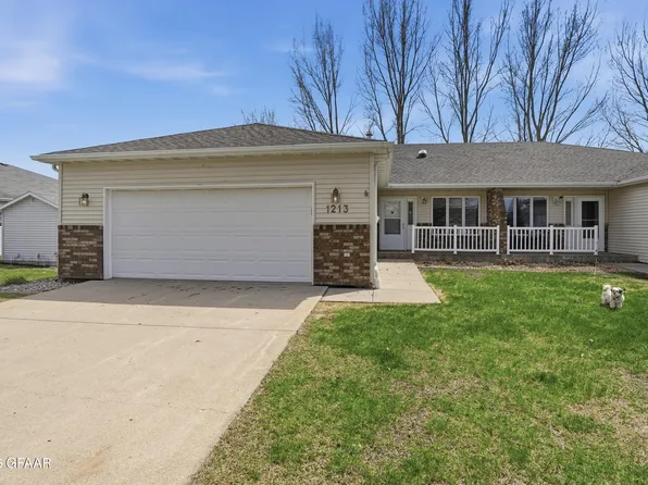 1213 22nd St NW, East Grand Forks, MN 56721