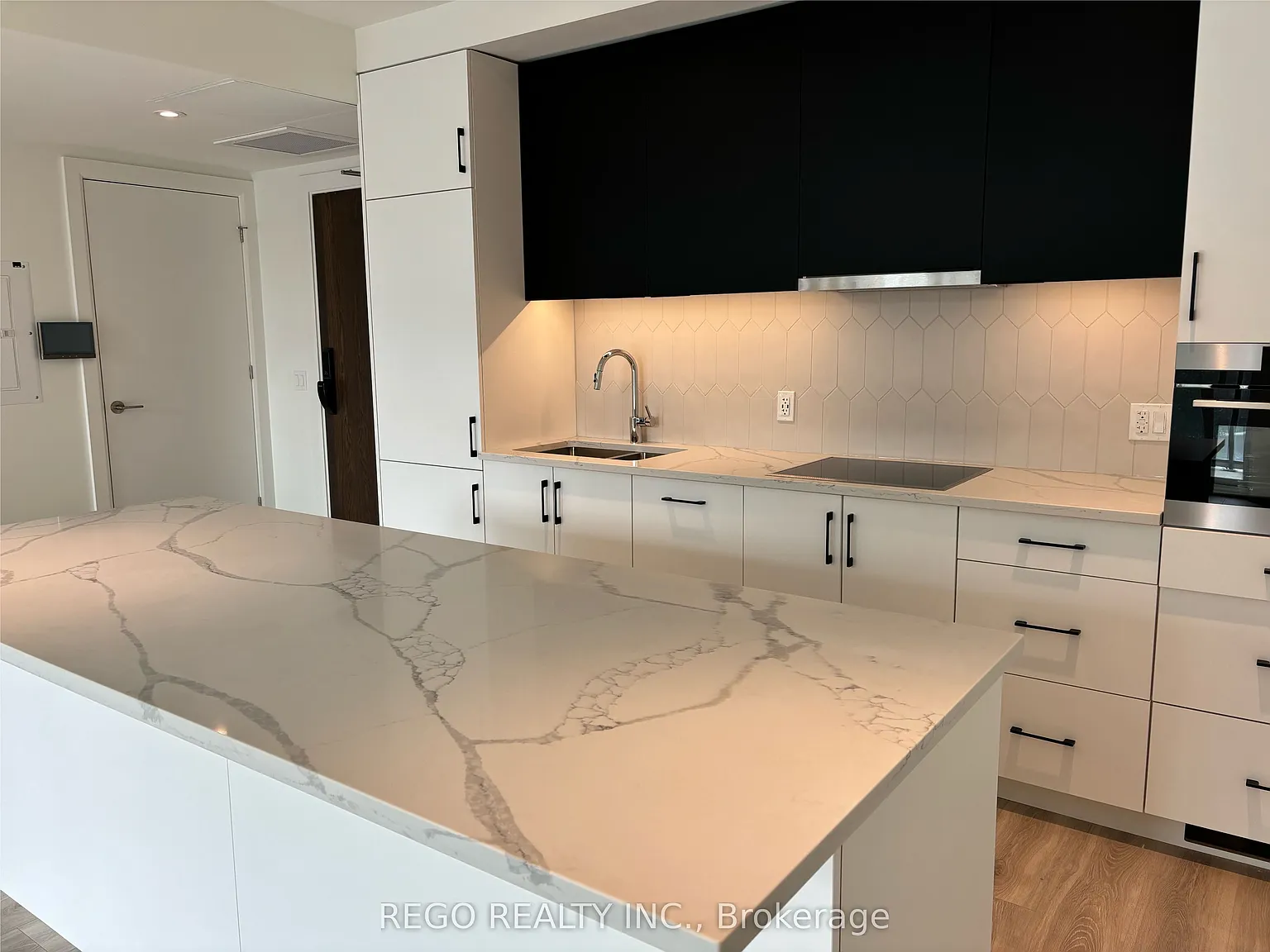 741 King St W — Photo 3
