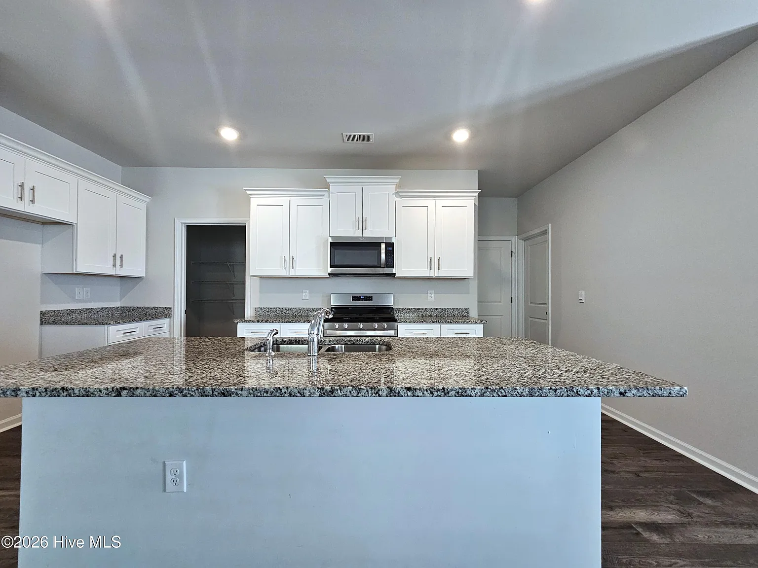 5 bed, 3.0 bath, 2428 sqft, $2,100 — Photo 3