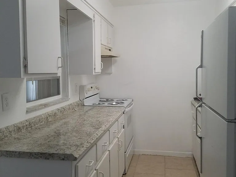 435 Earl Ave — Photo 4