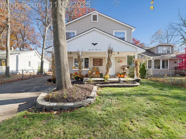 4196 Lotus Dr, Waterford, MI 48329