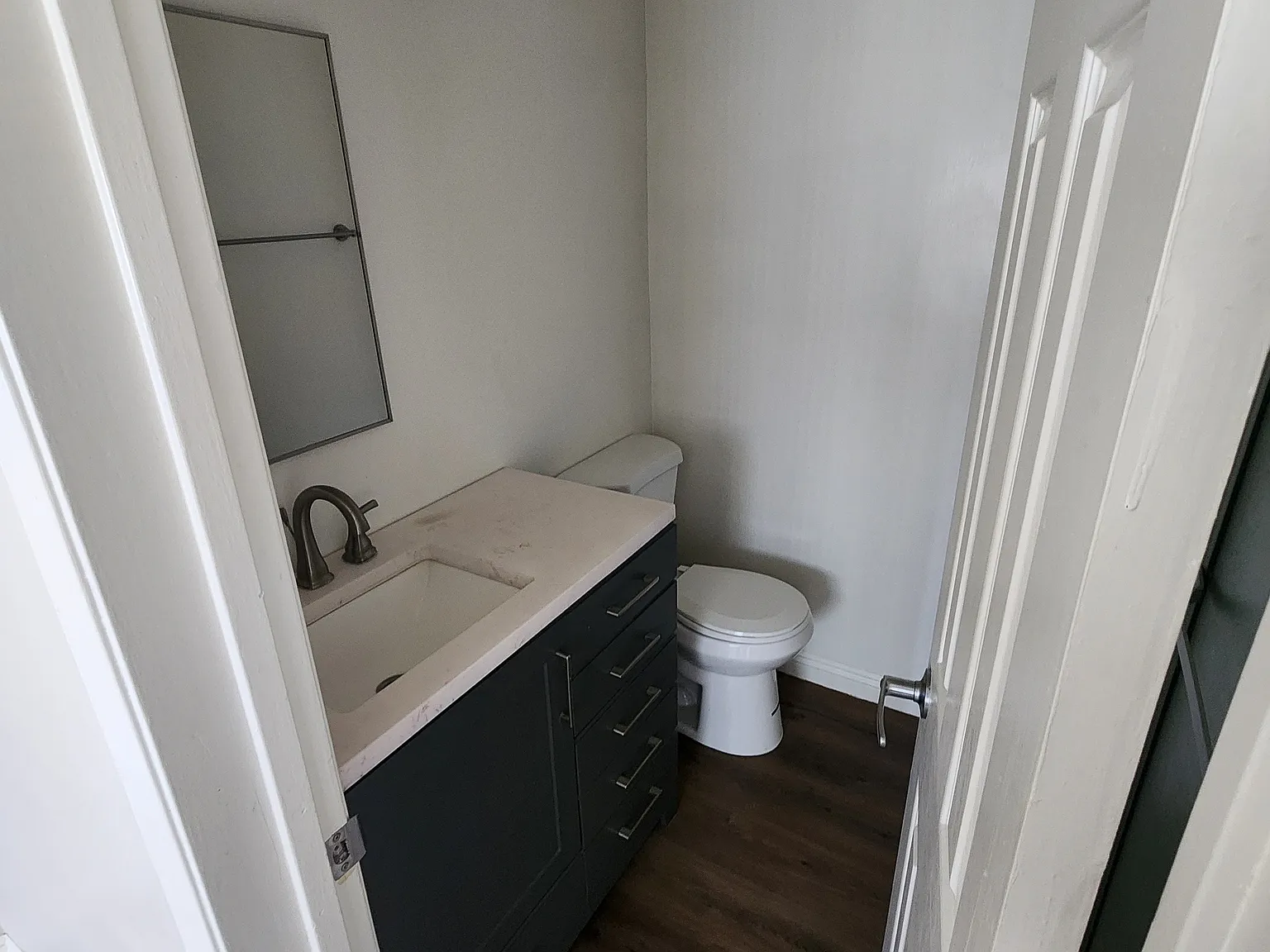 520 E Tujunga Ave — Photo 3