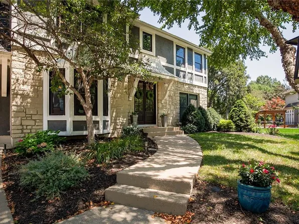 12941 Catalina Dr, Leawood, KS 66209
