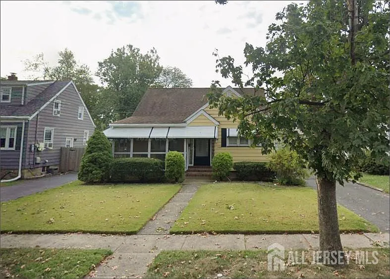 3 bed, 1.0 bath, 1177 sqft, $2,900 — Photo 1