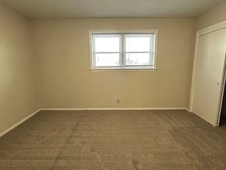 915 N 48th Ave — Photo 32