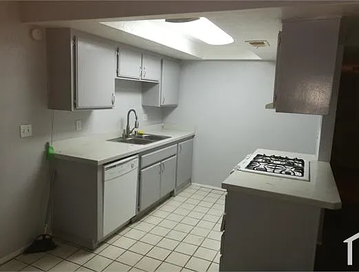 2421 W Acacia Ave — Photo 3