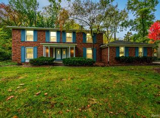 5679 Hunters Gate Dr, Troy, MI 48098