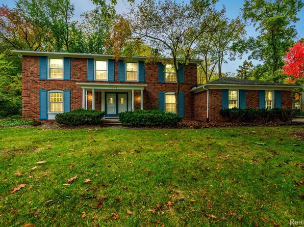 5679 Hunters Gate Dr, Troy, MI 48098
